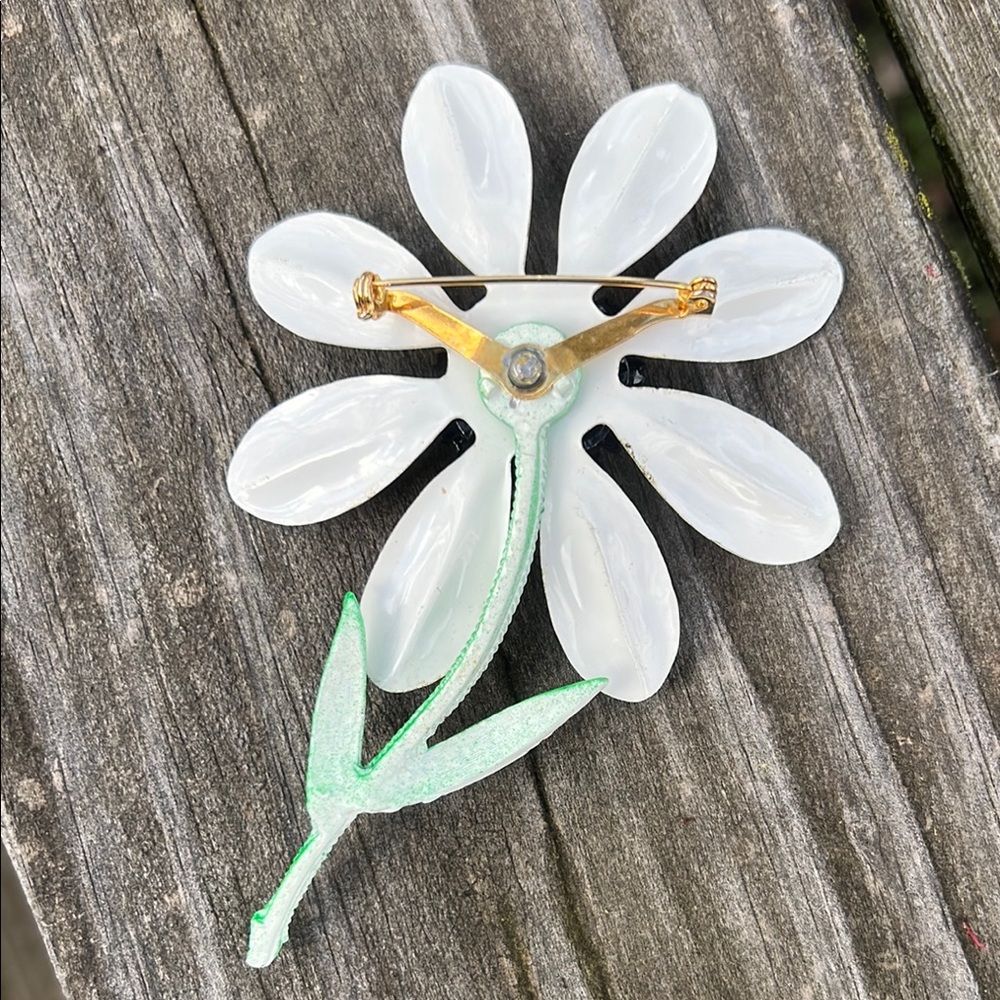White and Yellow Daisy Brooch - Picture 3 of 6